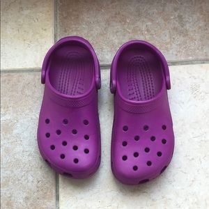 Magenta crocs
